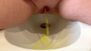 big open vagina pissing yellow urine in a bidet - porn video